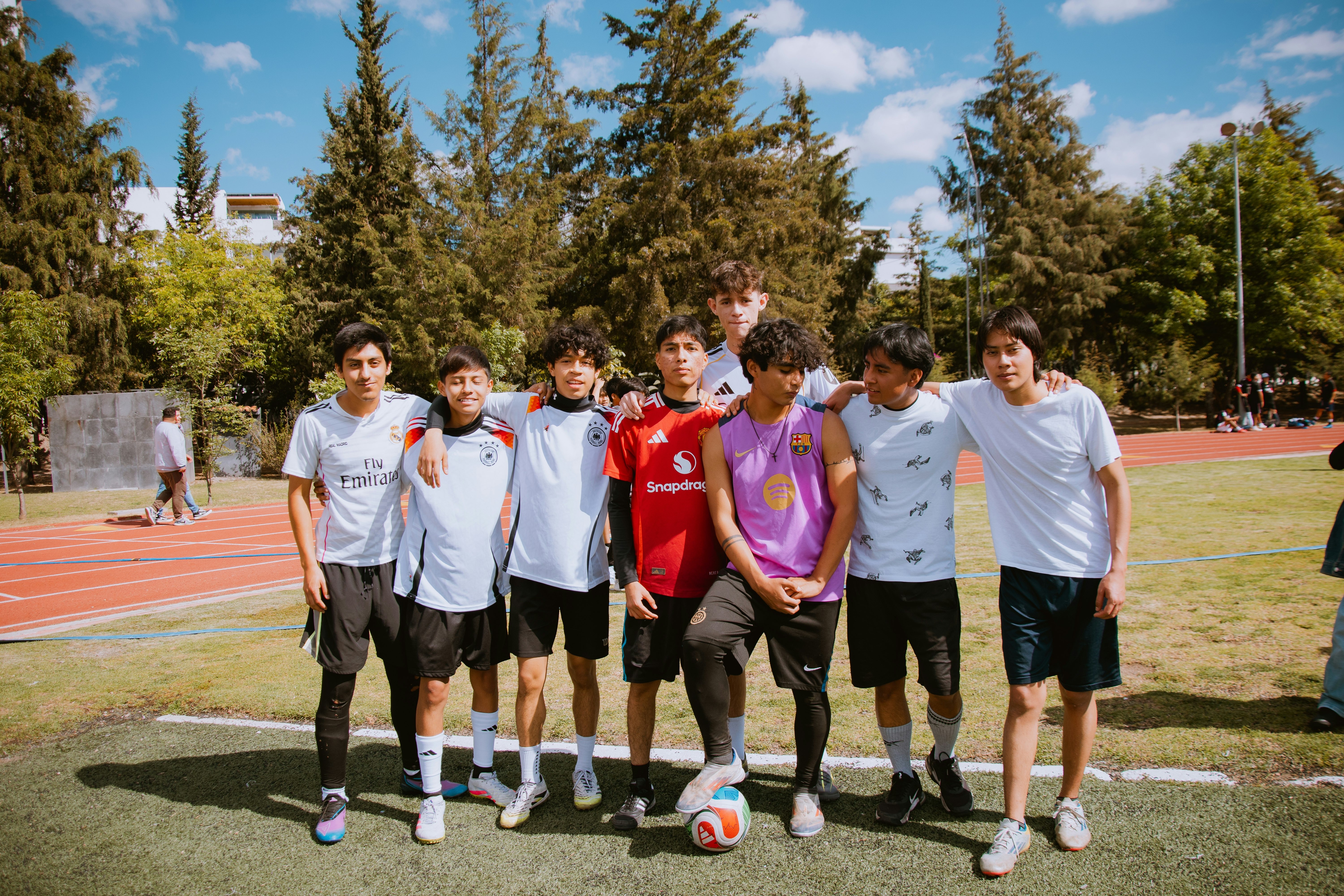 豪宅风波后，全红婵带伤赴新疆滑雪，再次陷入争议，樊振东说对了