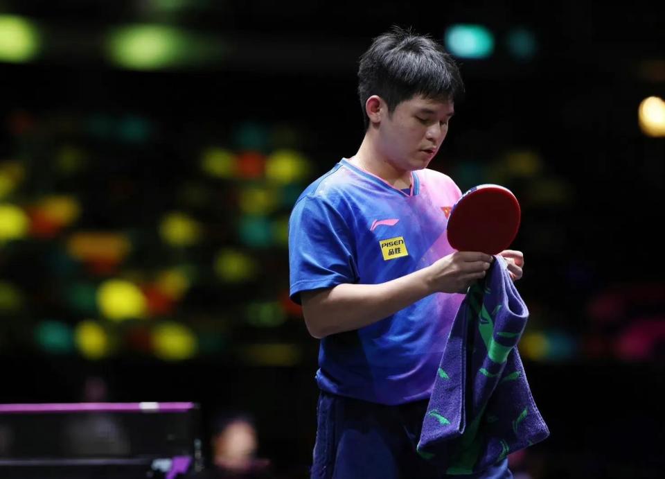 立了他在球 立了他在球