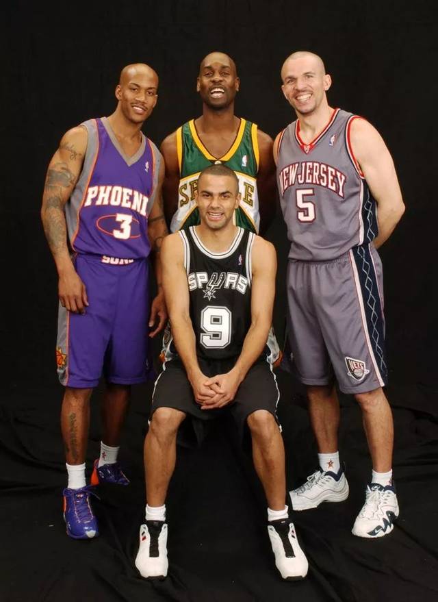 男篮观察｜与荷兰热身赛火拼身体对抗惹争议 廖三宁险受伤赵睿疑似心态爆炸